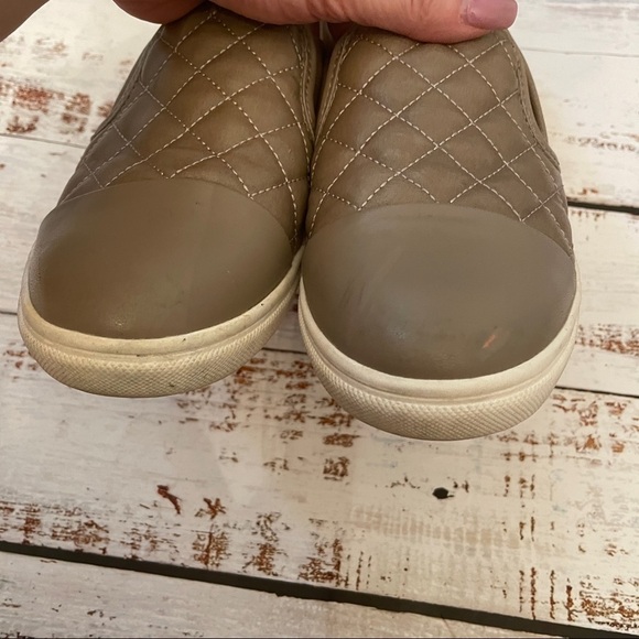 𝅺STEVE Madden Zaander Shoes Size 6 taupe grey slip on sneaker quilted - Picture 5 of 9